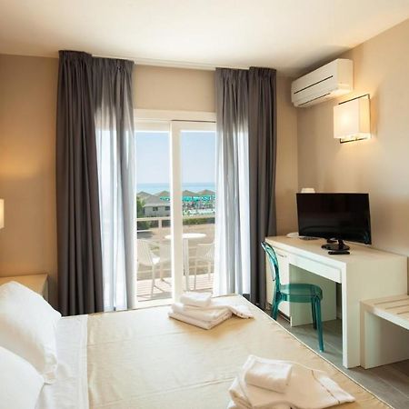 Hotel Boutique Carolina マリーナ・ディ・カスタニェート・カルドゥッチ エクステリア 写真