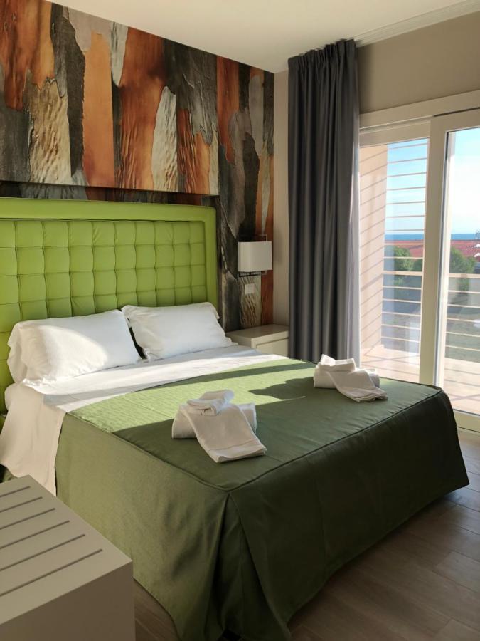 Hotel Boutique Carolina マリーナ・ディ・カスタニェート・カルドゥッチ エクステリア 写真